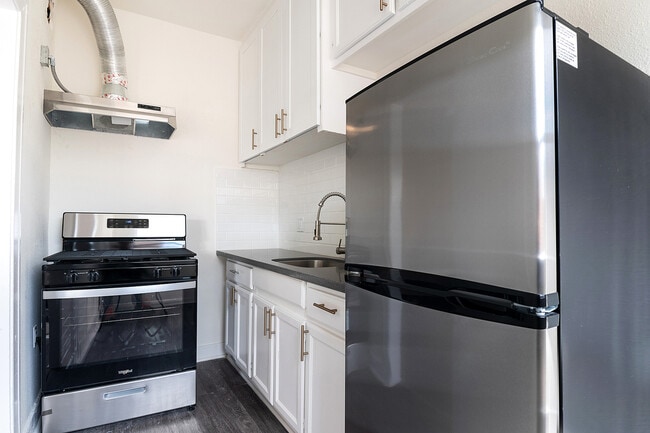 Building Photo - 440 E 27th St