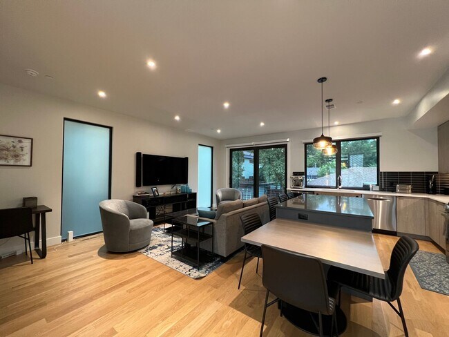 Building Photo - Modern 3 BD/2.5 BA, Superb Location, Internet/Cable and TVs Included! Available August 3rd!