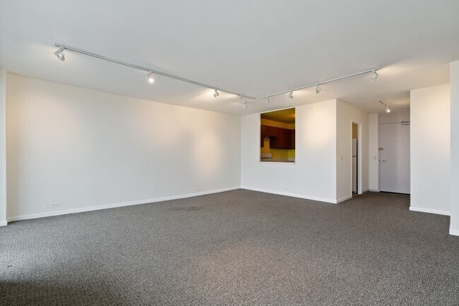 Foto del edificio - 1560 N Sandburg Terrace