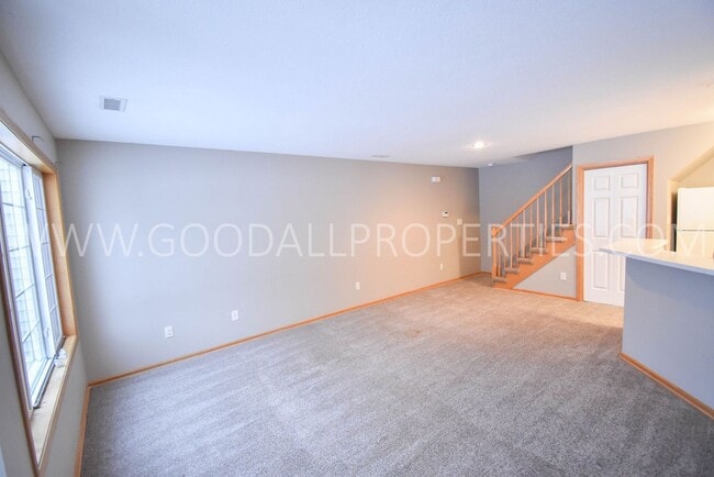 Building Photo - Beautiful 2 bedroom, 2 bath Town house in West Des Moines