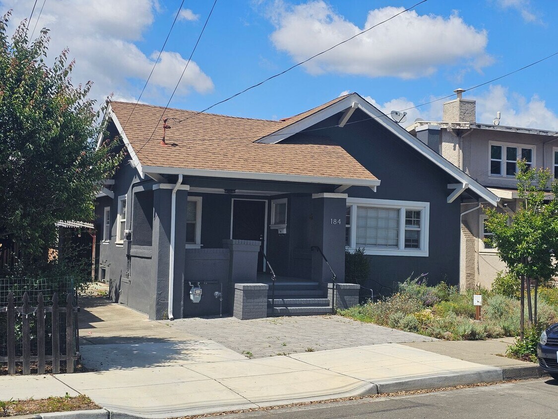 Primary Photo - Beautiful Spacious 2 Bedroom Home w/ Updat...