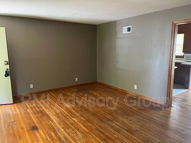 Building Photo - 1808 S Faulders Ln