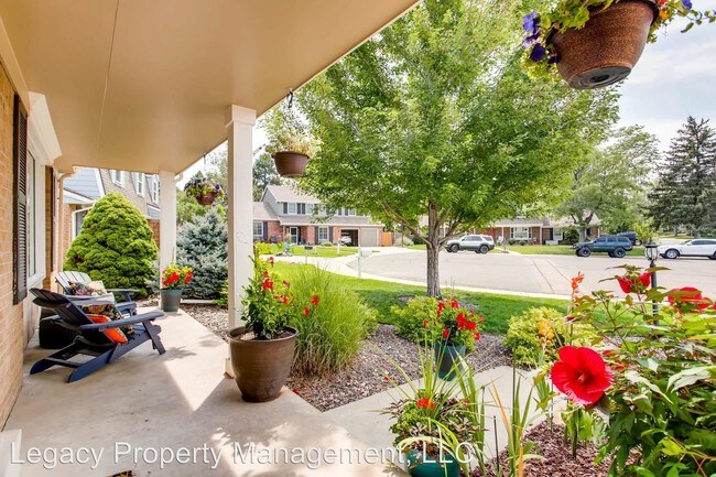 Building Photo - 4 br, 3.5 bath House - 7256 S Xanthia Street