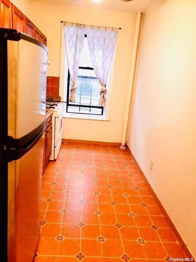 Foto del edificio - 160-10 Sanford Ave