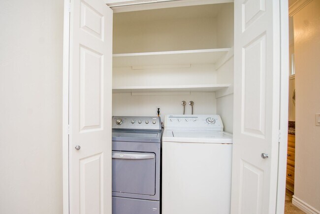 Foto del edificio - Sunny and Bright 3 Bedroom End Unit in Yorktown Villas Neighborhood