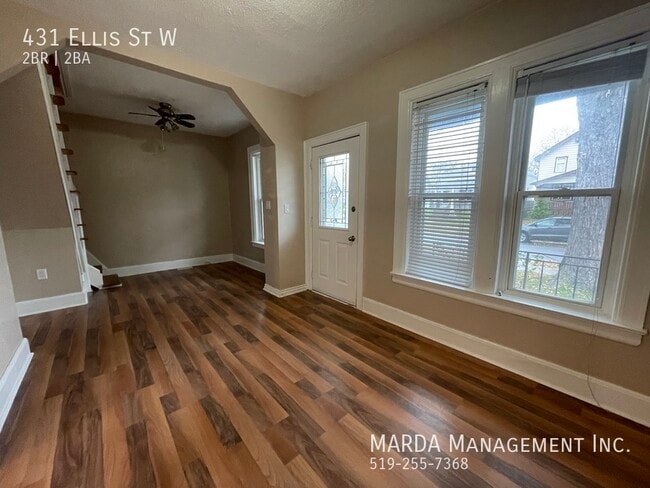 Photo du bâtiment - SPACIOUS 2 BEDROOM/1BATH HOUSE DOWNTOWN WINDSOR + UTILITIES