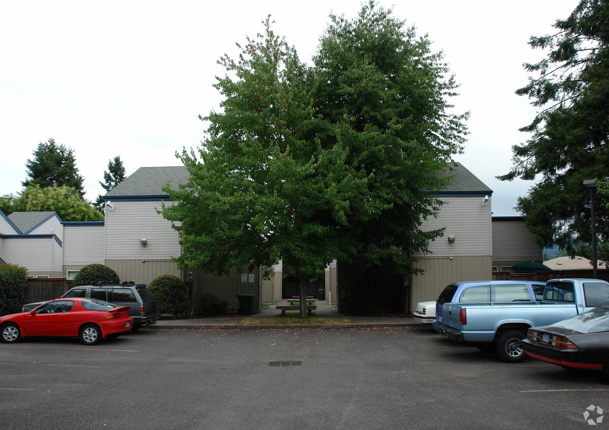 Building Photo - Pengra Court