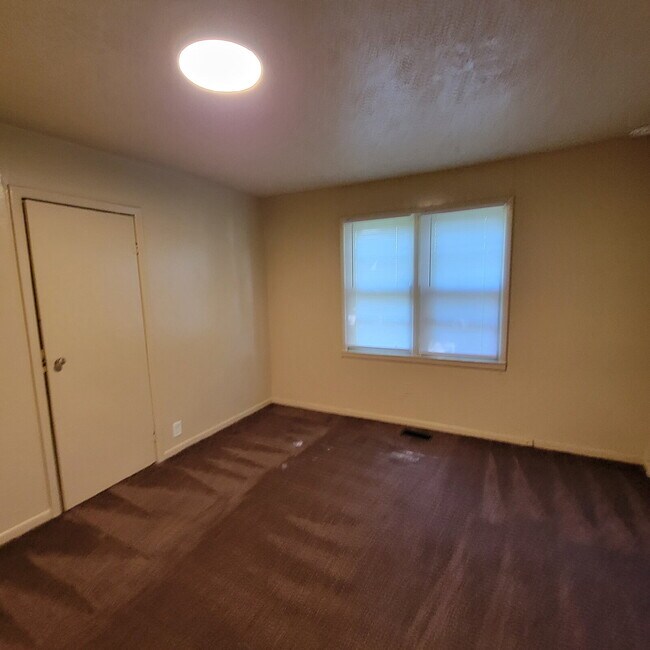 Building Photo - 3 Bedroom less than a mile from iconic Garfield Park city park & Conservatory