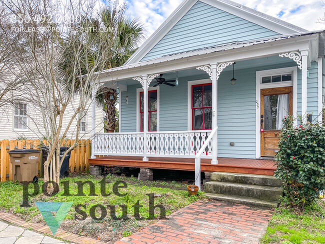 Building Photo - Historic Cottage in Downtown Pensacola!