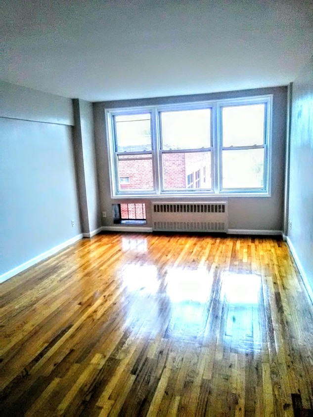 Foto principal - 7000 Bay Pkwy
