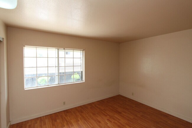 Foto del edificio - 2 bedroom, 1.5 bath, 1 parking split level...