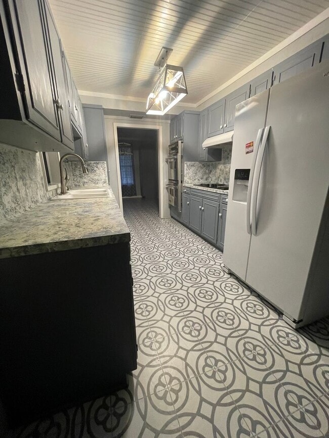 Building Photo - Gorgeous 4 Bedroom Home in University Terrace