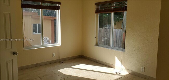 Foto del edificio - 1740 NE 148th St