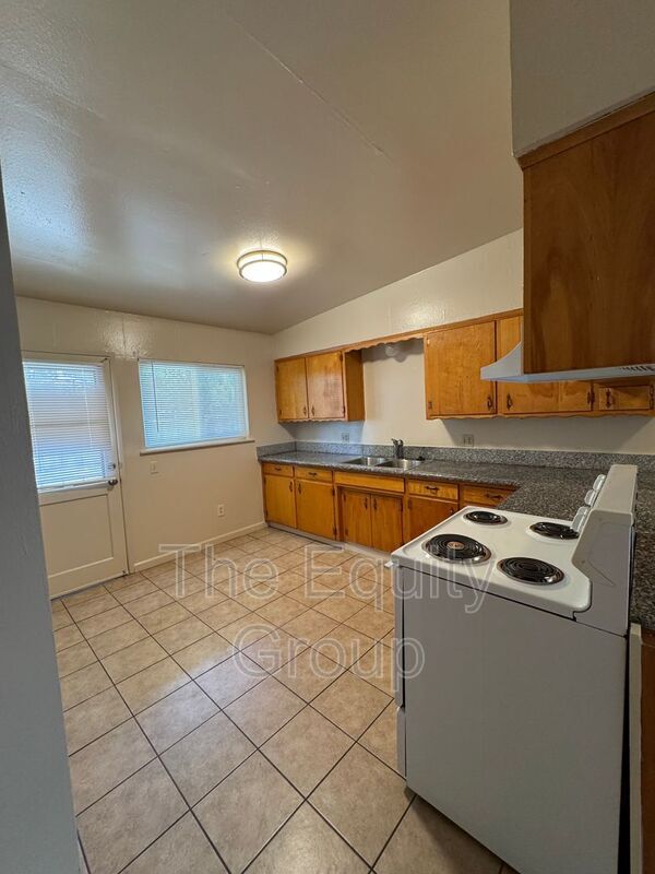 Foto del edificio - 1140 W Tulare Ave