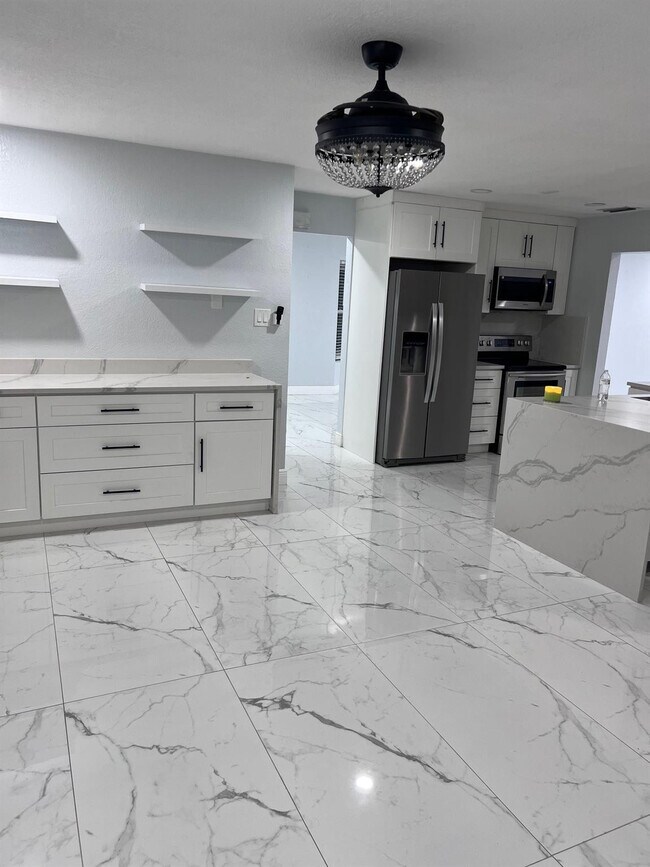 Building Photo - 165 NW 78th Ave