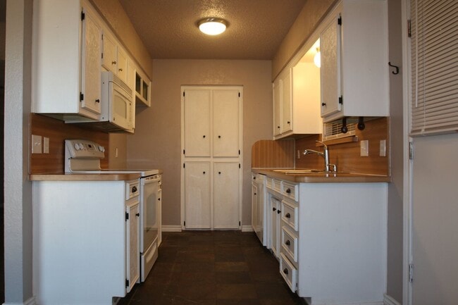 Building Photo - Cozy 3/2 Burleson Charmer | Wood-Burning Fireplace | 2-Car Garage | Pet-Friendly