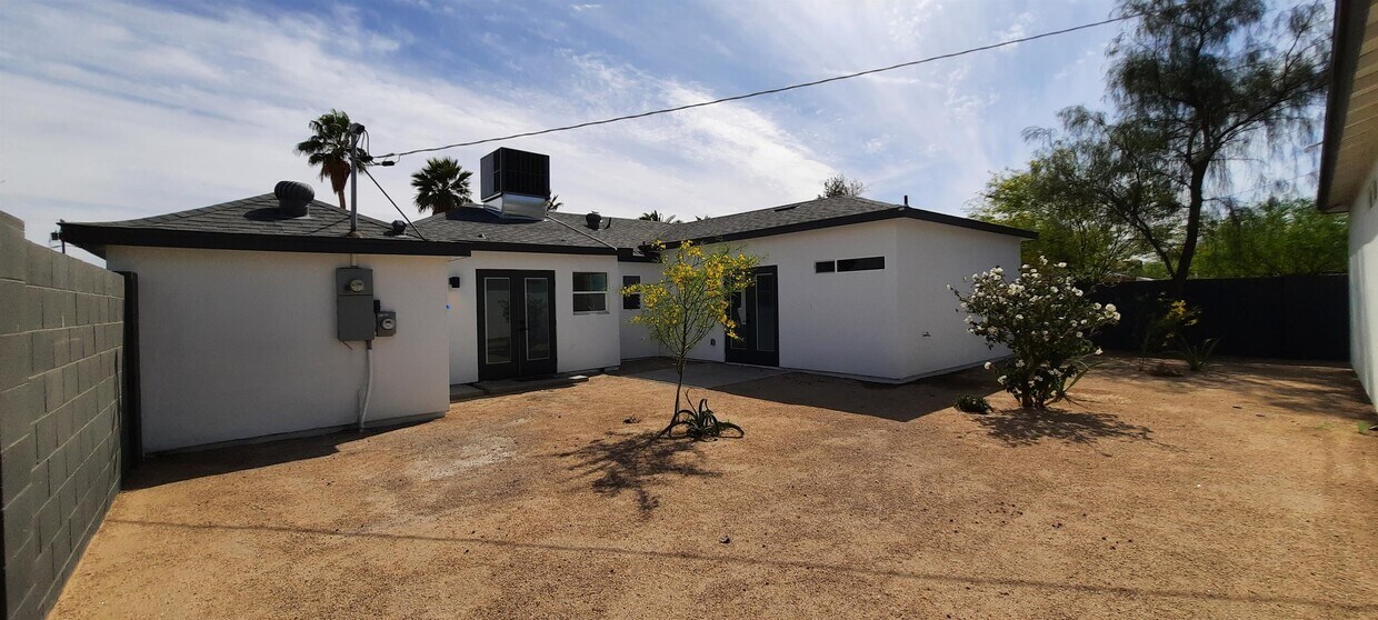 Primary Photo - 1420 E Almeria Rd