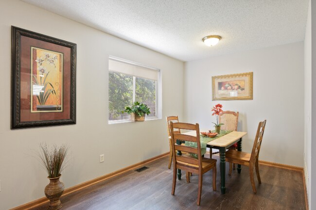 Foto del edificio - 625-625 Snelling Ave N