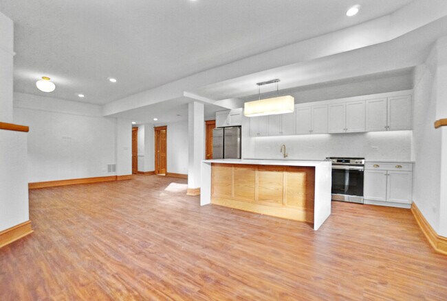 Foto del edificio - 664 W Wellington Ave