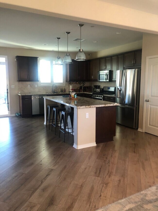 Foto del edificio - GREY FALCON PROPERTIES PRESENT:  2881 sq.  RV parking fully gated,  Upgraded and beautiful