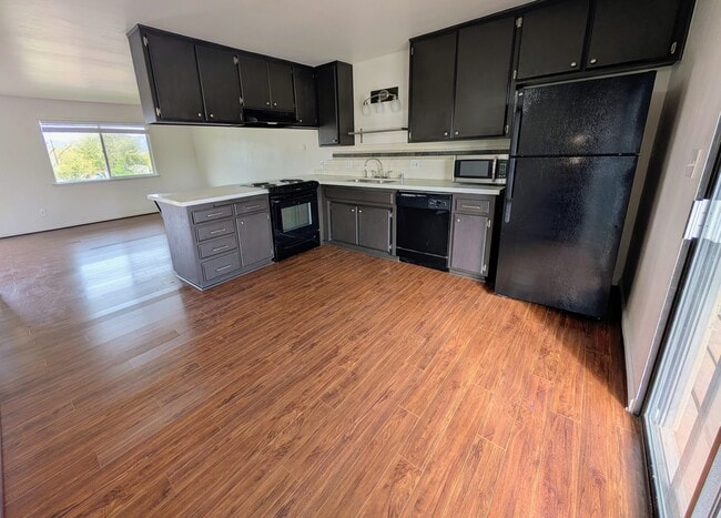 Quartz Counter Tops - 217 E I St