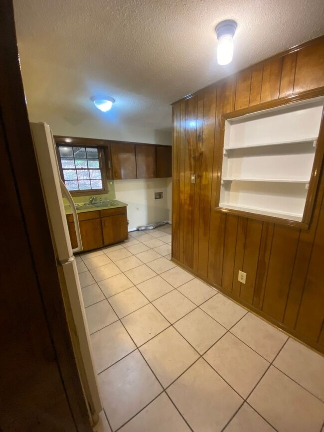 Building Photo - **AVAILABLE NOW**3 Bedroom / 2 Bathroom Ho...