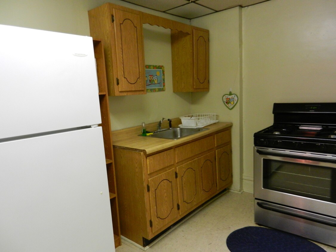 Kitchen - 7713 Waverly St