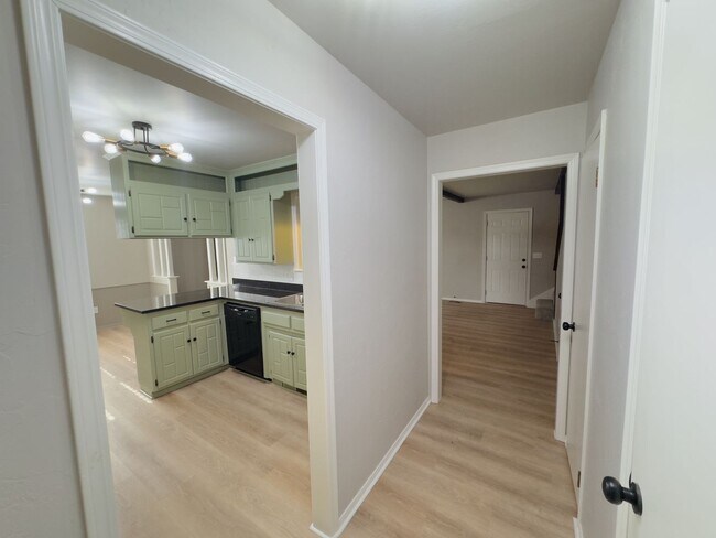 Foto del edificio - Updated 3-Bedroom, 2-Bathroom Duplex with a Spacious Fenced Backyard!