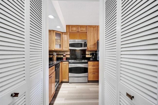 Building Photo - 270 Captains Walk