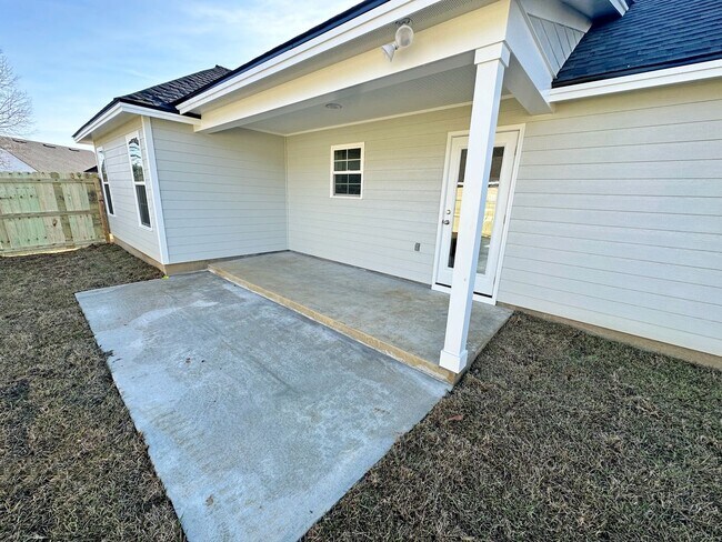 Foto del edificio - Stunning 4-Bedroom Home with Open Floor Plan & Fenced Backyard!