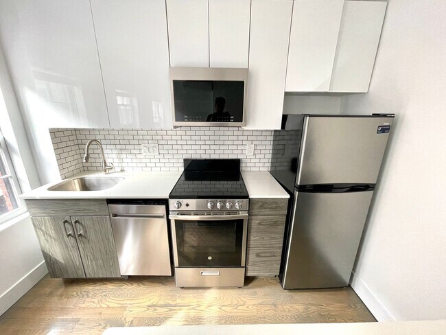 Foto del edificio - Bright & Spacious Studio – Beacon Hill -$2950/month - Pet Friendly -