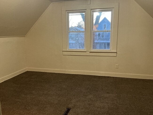 Foto del edificio - 3 bedroom single family home with detached garage