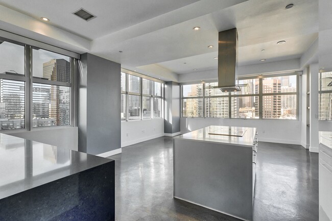 Nuestras cocinas renovadas cuentan con hermosas encimeras de superficie sólida. - Renaissance Tower