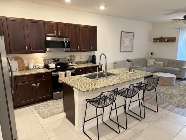 Foto del edificio - 2707 Suncoast Blend Dr