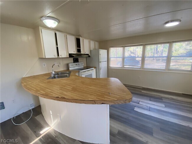 Foto del edificio - 7535 McDaniel Dr