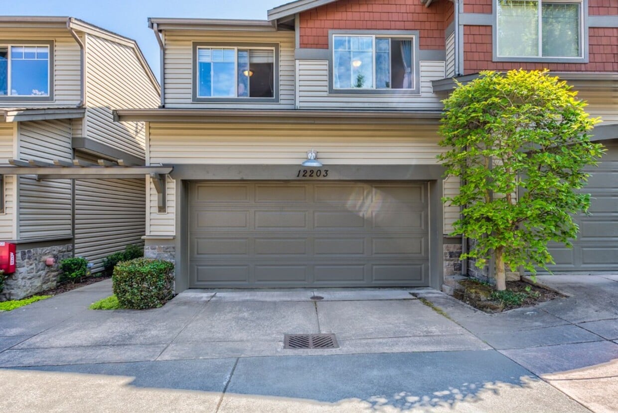 Foto principal - 3Bd/2.5Ba Kirkland Townhouse