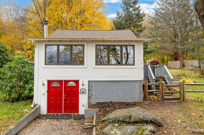 Building Photo - 30 Lakeview Dr