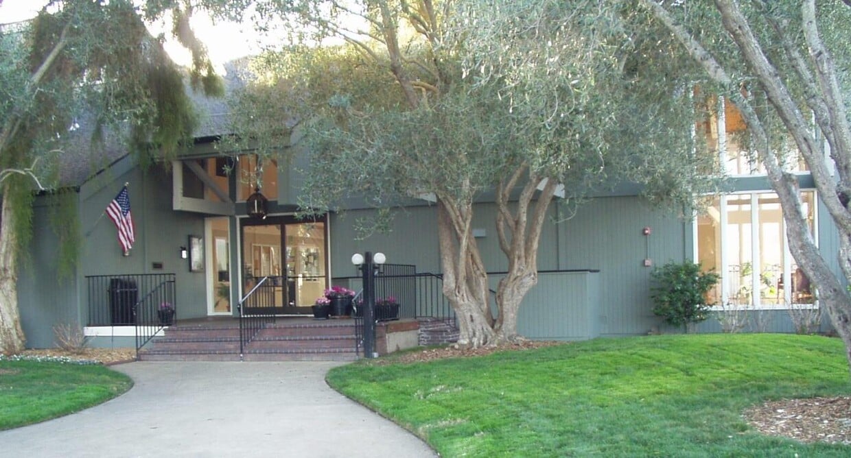 Primary Photo - 421 Piccadilly Pl