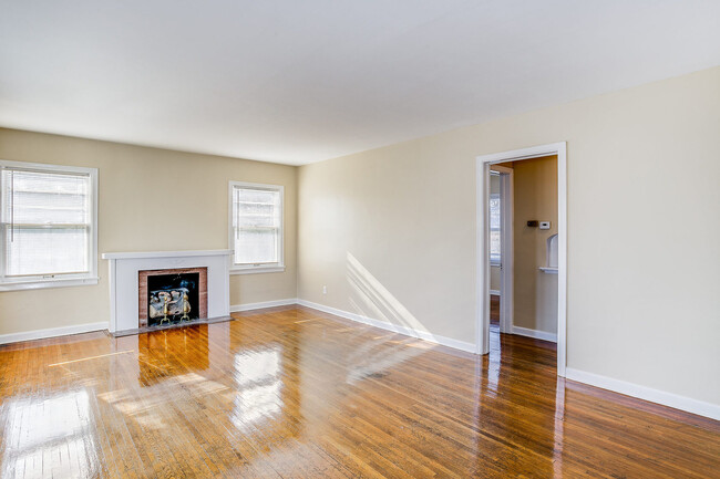 Building Photo - Indian Hills Area - Large 2 bedroom home