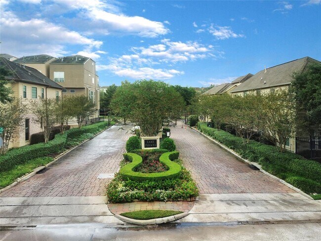 Building Photo - 9112 Lakes at 610 Dr