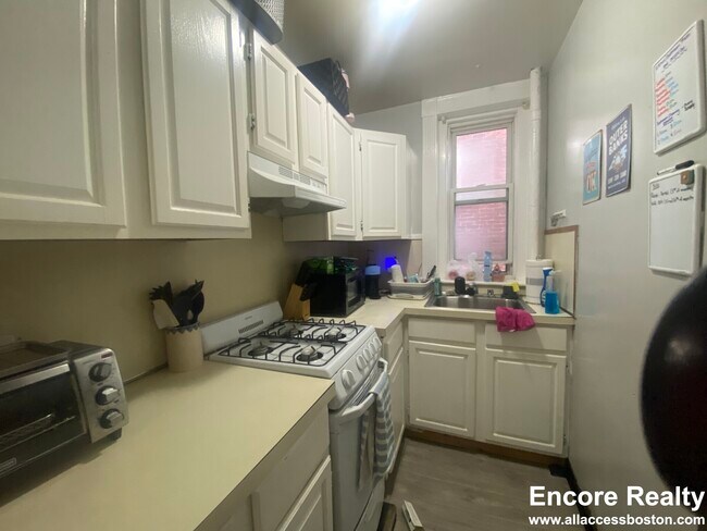 Building Photo - 463 Park Dr