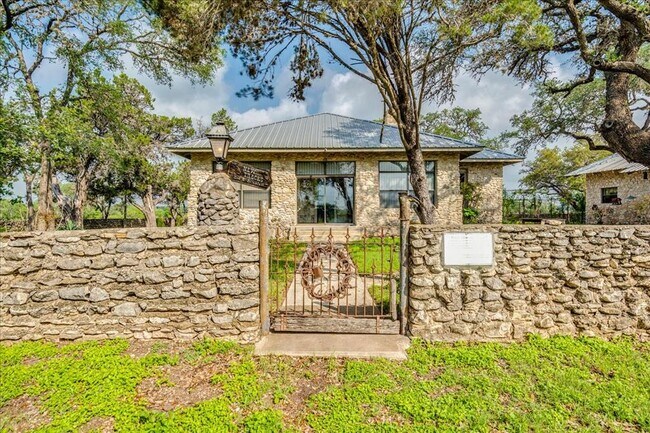 Foto del edificio - 6400 Cypress Rd