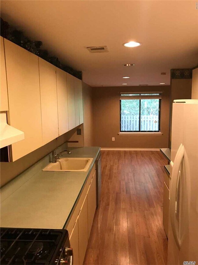 Building Photo - 146 Skyline Dr