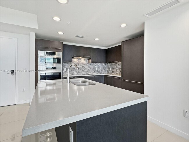 Foto del edificio - 7875 NW 107th Ave