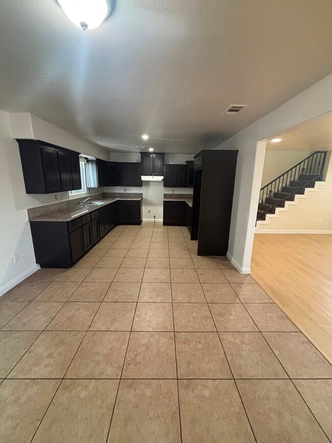 Building Photo - 203 E 109th Pl