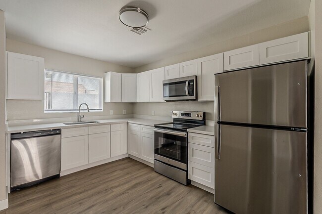 Foto del edificio - Updated 3 bed 2 bath Town House in Central...