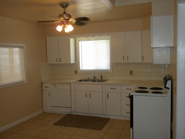 Foto del edificio - 3-Bed 1.5-Bath Home in Hoffman Heights