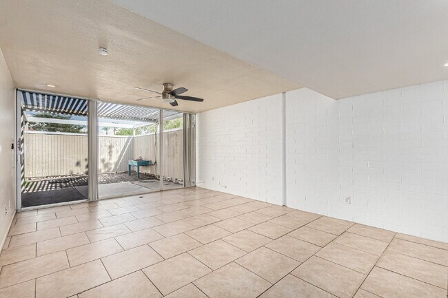 Foto del edificio - Great Location - 2 bed 1 bath Private Yard
