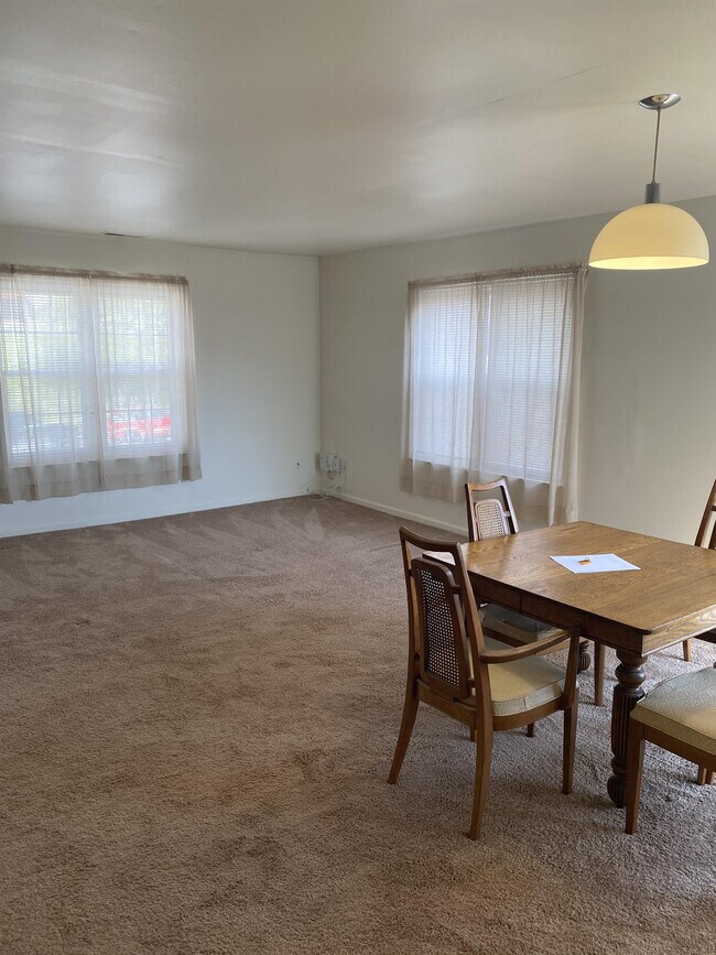 Building Photo - 23 Martine Ct