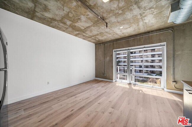 Foto del edificio - 645 W 9th St